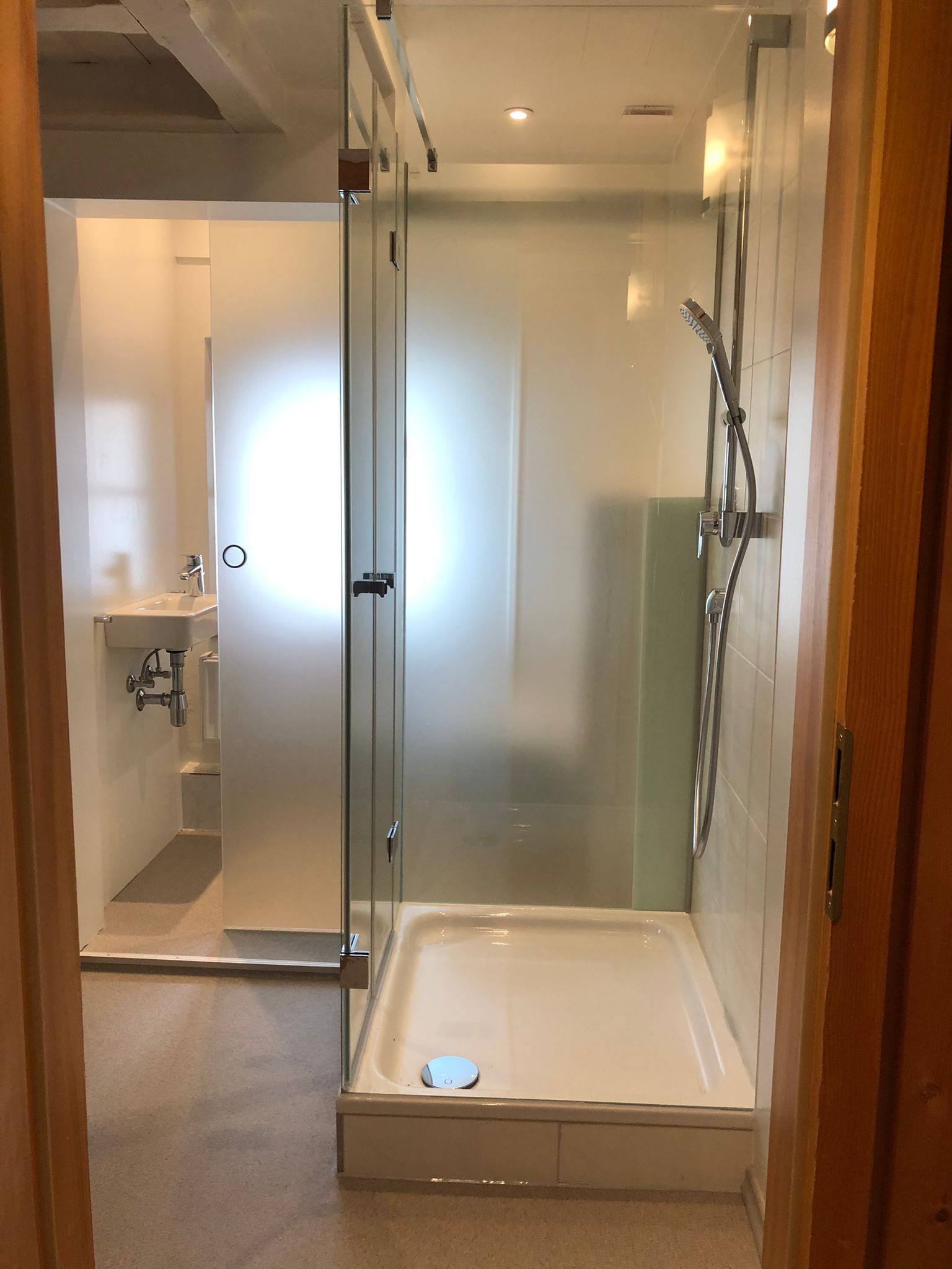 Glaserei-Leonhard-Fischer-Oberammergau-Ganzglasduschen-Dusche-Schiebetuer